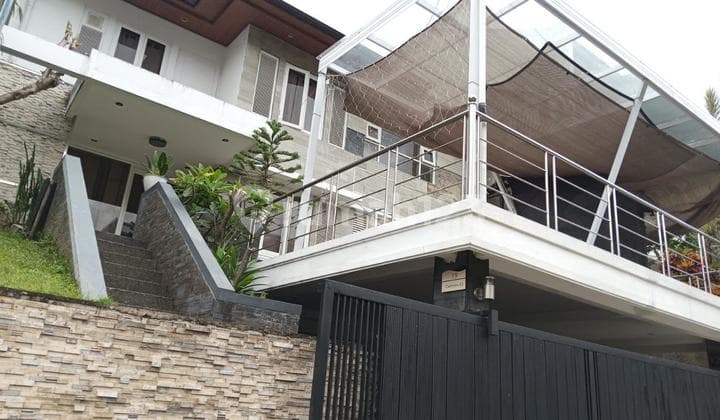 Rumah Semi Furnished di Komplek Elite Setraduta Bandung Menarik