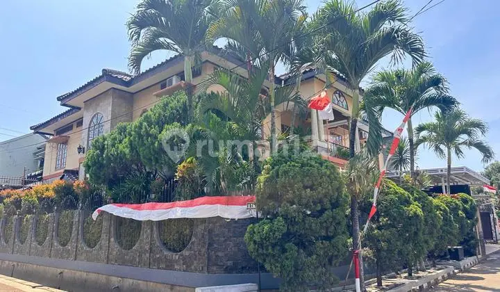 Rumah Mewah Semi Furnish di Arcamanik Bandung Posisi Hoek Menarik