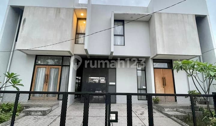 Rumah Mewah Semi Furnished di Komplek Buah Batu Bandung Menarik