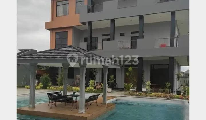 Rumah Old Money di Cisaat Sukabumi Posisi Hoek Full View Dengan Kolam Berenang