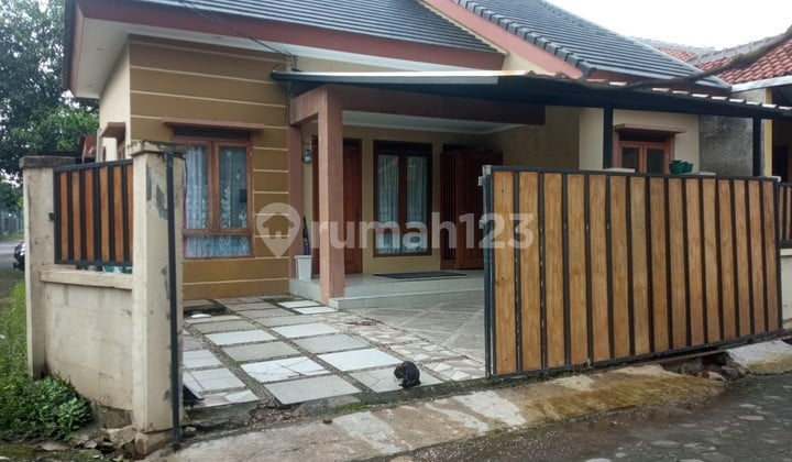 Minimalist House Ready to Move In, Comfortable Location in Panyileukan, Bandung City