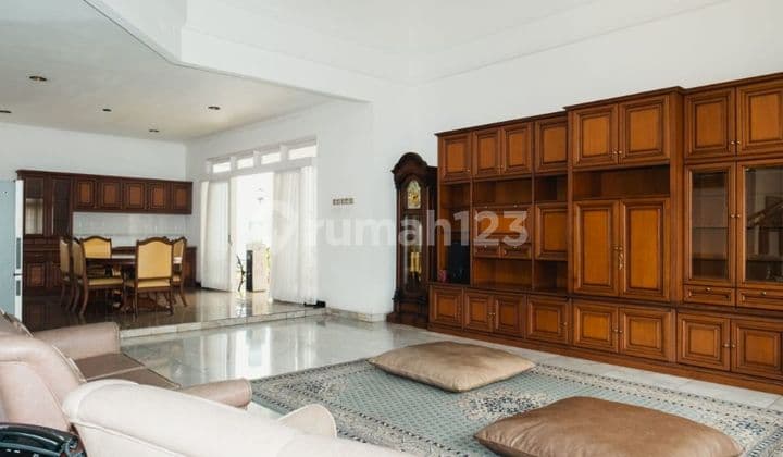 Rumah White House, Cineremas, Depan Taman