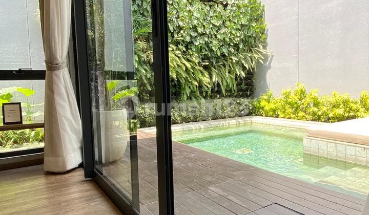 Hillary Hailey Premium 12x20 Summarecon Bandung