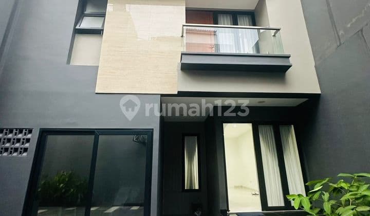 Dijual Rumah Mewah Siap Huni di Kebon Jeruk Jakarta Barat