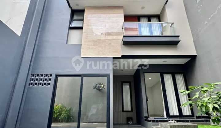 Dijual Rumah Mewah Siap Huni di Kebon Jeruk Jakarta Barat