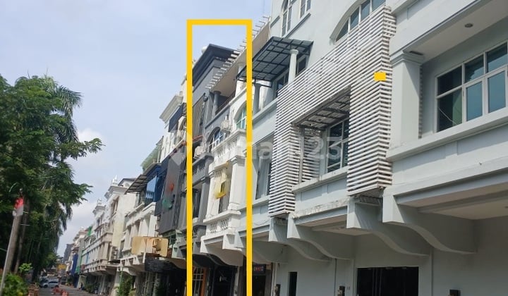 Disewakan Ruko untuk Kantor Kondisi Furnished, Siap Pakai di Patal Senayan