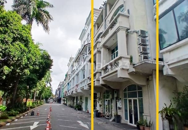 For Rent: 3.5-Story Row House in Patal Senayan, Kebayoran Lama