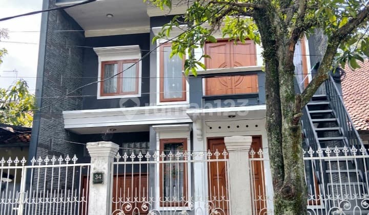 Rumah 2 lantai di pusat kota Bandung cocok untuk rumah tinggal atau kantor