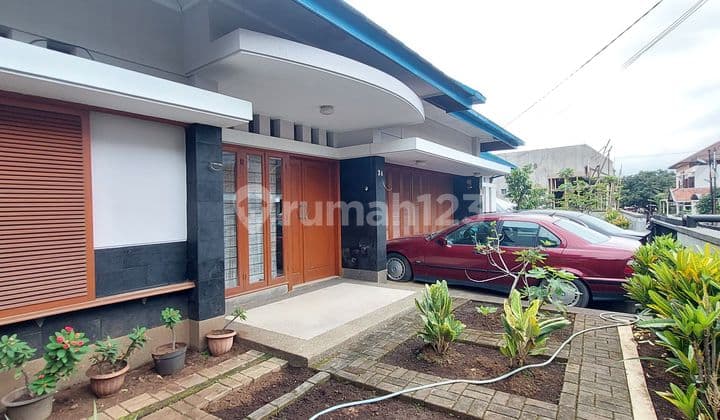 Rumah 2 Lantai Bagus Semi Furnished SHM di Jalan Dakota, Bandung