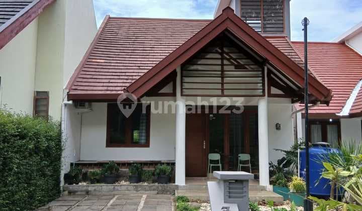 Villa Mungil,Nyaman dan Asri ,Ada Kolam Renang Cocok untuk di Sewa Kan/Rumah Tinggal ,Lokasi Dalam Komplek Resor Dago Pakar