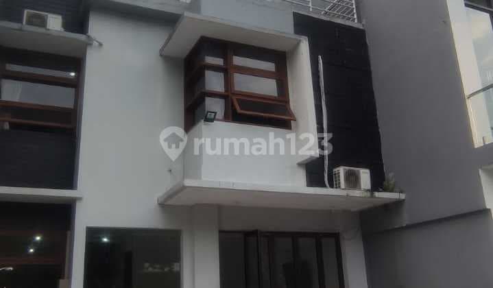 Villa Nyaman Split Level Cocok untuk di Sewakan atau Rumah Tinggal Lokasi Dalam Komplek Resor Dago Pakar,Bandung