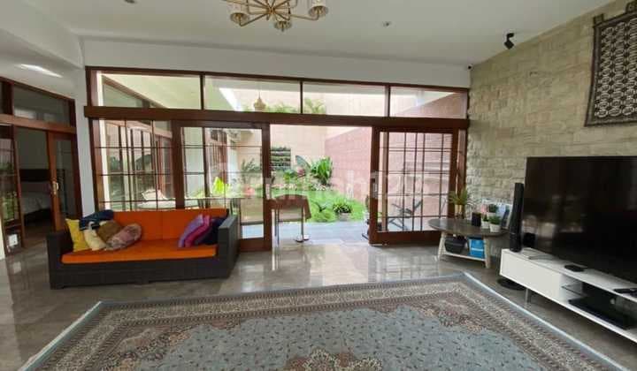 Rumah nyaman dan luas di Setrasari cocok untuk tinggal/investasi