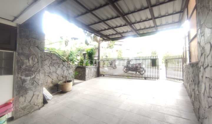 Setra Duta 3 lantai cocok untuk invest/rumah tinggal lokasi dekat ke Maranatha