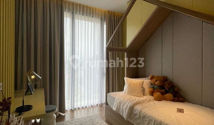 Rumah Mewah Siap Huni Sudah Renov Full Marmer 3 Lantai Inclued Lift Cluster Echante BSD Tangerang