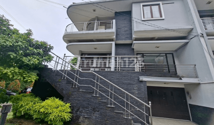 3-Story House in Sudirman Town House