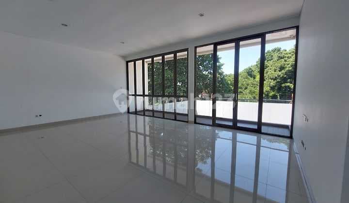 Rumah 3 Lantai di Setraduta Milenia Bandung Dekat Tol Pasteur