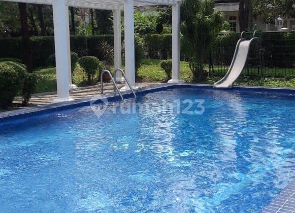 Rumah 2 Lantai Dengan Kolam Renang Dan Taman Luas Dalam Kompleks Di Cilandak