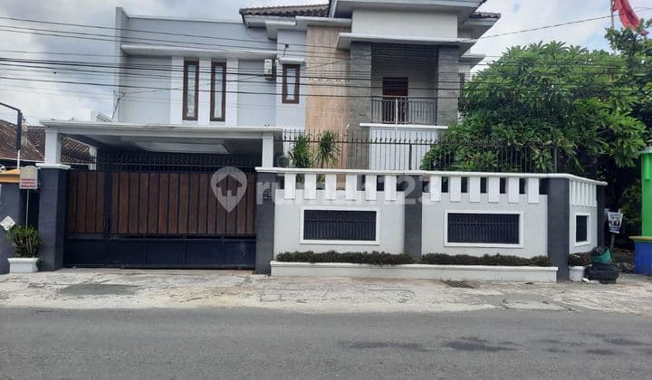 Rumah MEWAH 2 Lantai dekat stadion Manahan di Klodran Colomadu