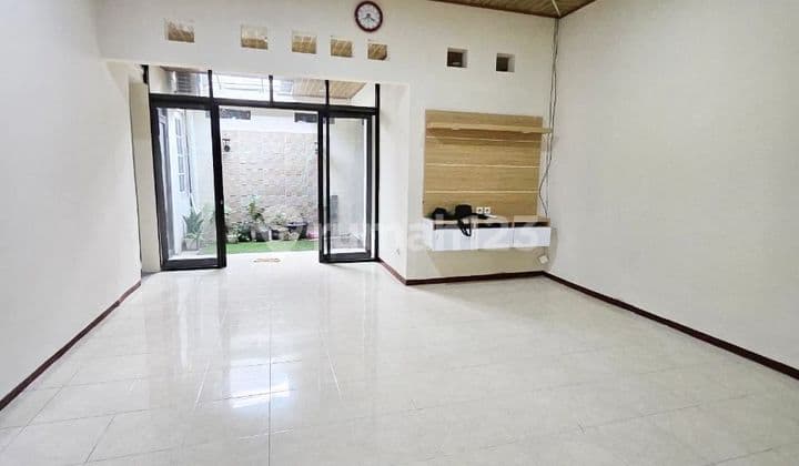 Comfortable Housing by the Roadside Near Manahan Solo City