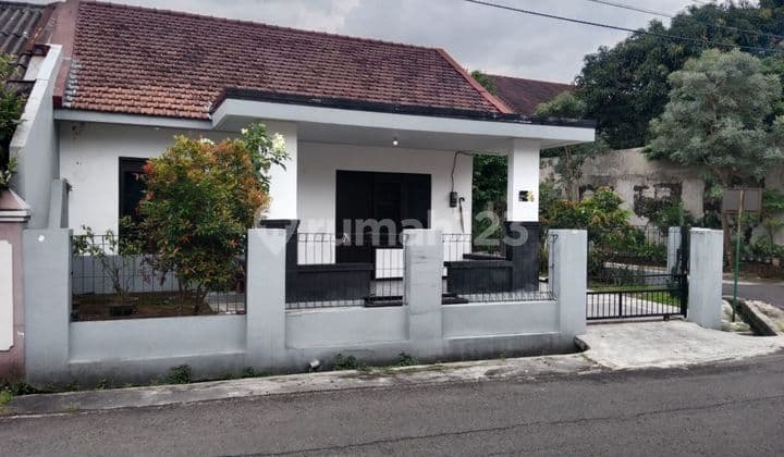 Rumah Nyaman Asri Tengah Kota Manahan Solo
