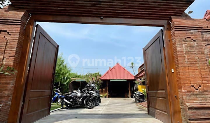 Wide 657m Joglo Restaurant House in Downtown Banyuanyar Solo