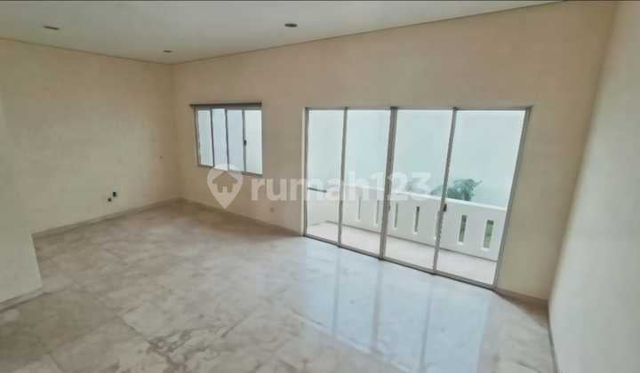 Disewakan Rumah Bagus Siap Huni di Crown Golf PIK. Luas 8x24m Hadap Timur