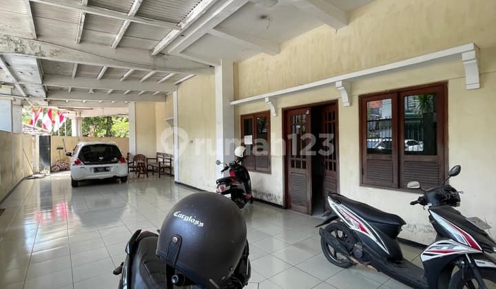 Ubaya Kos One Step to Campus, Walkable, Super Wide Row for Car Parking.