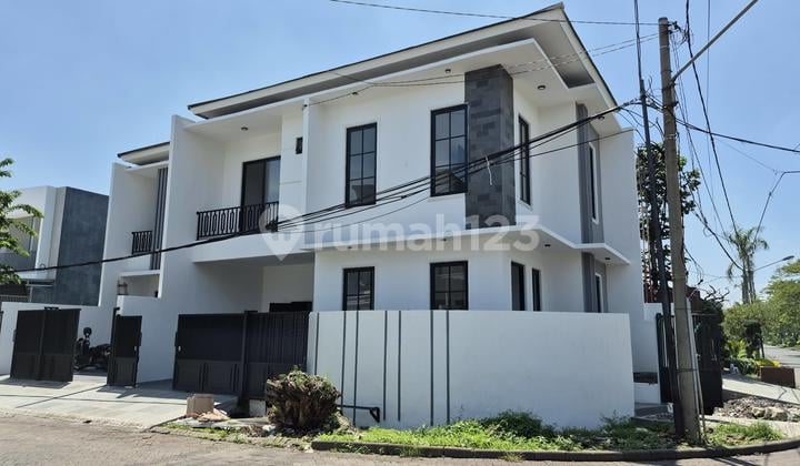 Minimalist House on Main Twin Boulevard Row 24M