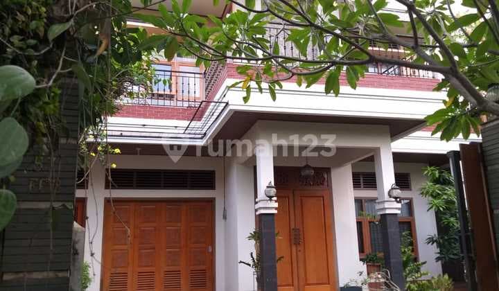 Rumah Mewah 2 Lantai Bagus Semi Furnished SHM di Jalan Puter, Tangerang Selatan