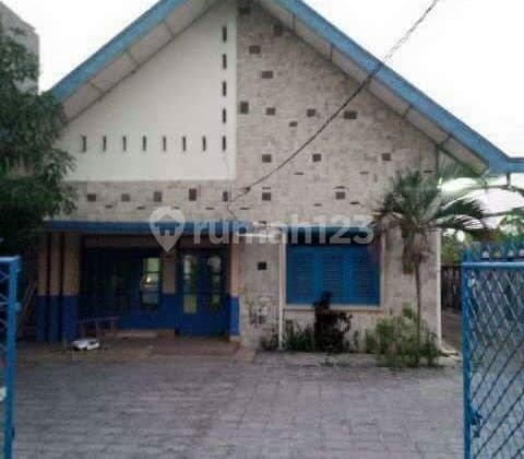 Land 2770 m² and building with southern view, near Cipto Tuparev St.