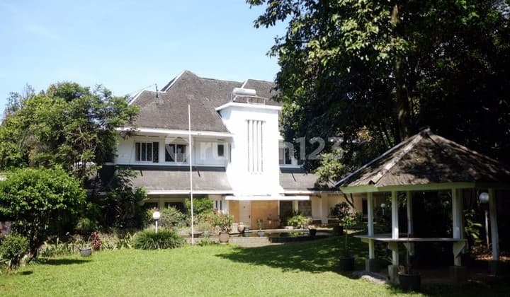 Rumah Klasik Heritage B, Ada Lap. Tenis di Sangkuriang Dago