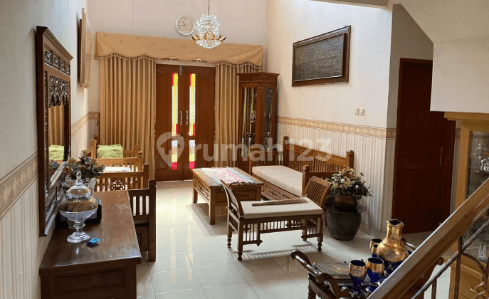 Rumah Terawat 180 M², Furnished Dekat Mesjid di Pinus Regency