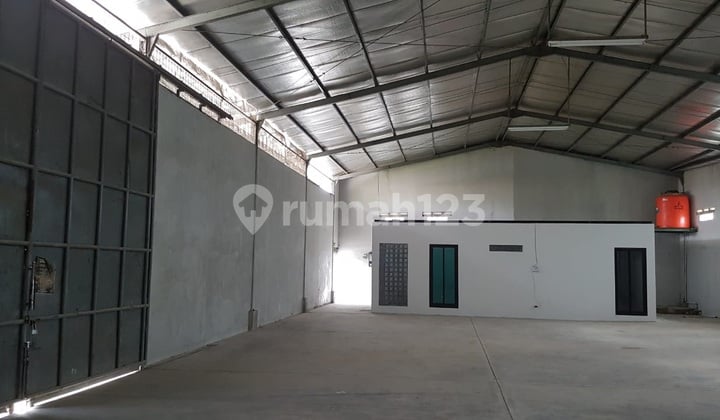 Spacious 408 m² warehouse near Soekarno Hatta on Kali Cipamokolan Road.