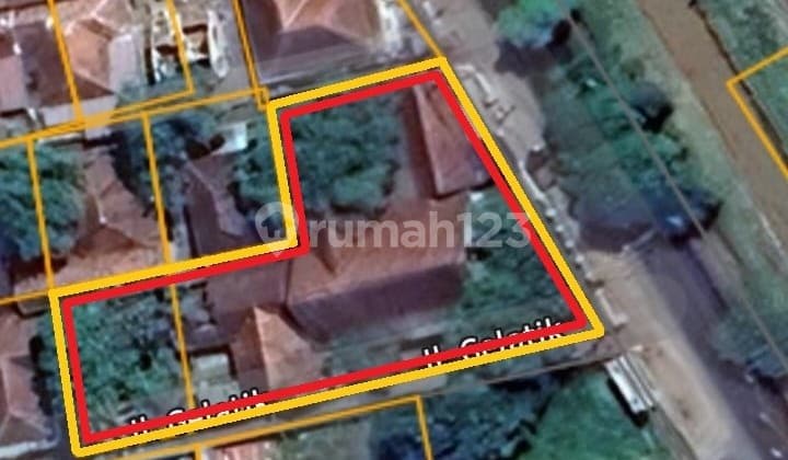 Calculate land area of 1174 m² with a teak wood house on Jl Raya Kadipaten.