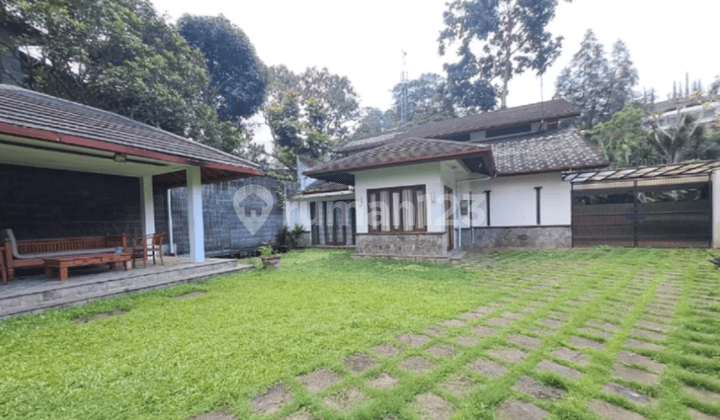 Serene & tranquil house, swimming pool, southern view on Hegarsari Street 3