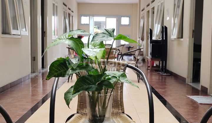 23 boarding rooms with bathrooms near the Cisitu Indah Street campus area.