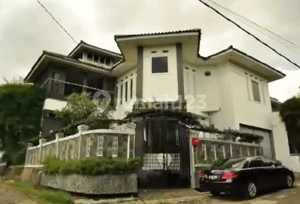 Two-Story House, East View + Furnished 277 M² in Villa Sariwangi