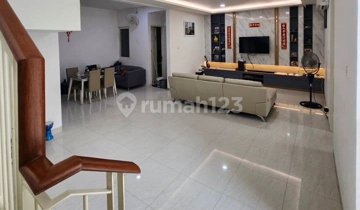 Rumah 2 Lantai Dekat Club House Di Grand Pakuwon