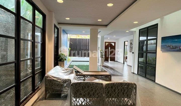 6 Kamar Tidur Villa Modern Jalan Kaki ke Pantai Sanur