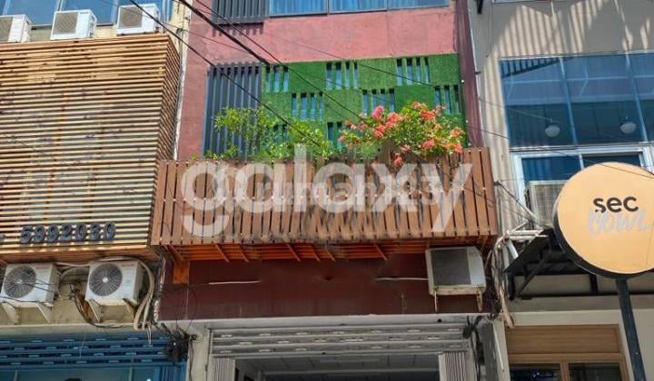 For Sale 4-Story Shop House in Manyar Kertoarjo, Central Surabaya For Sale 4-Story Shop House in Manyar Kertoarjo, Central Surabaya