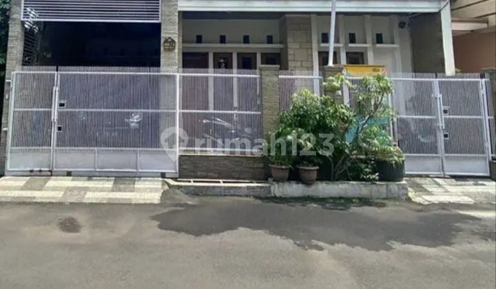 Rumah 3 Lantai Bagus Semi Furnished di Komp Pasadena, Bandung