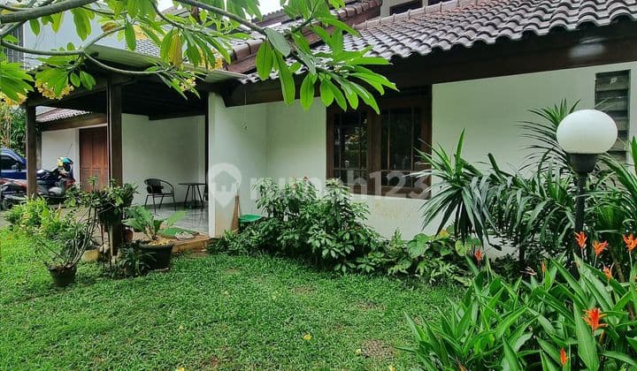 Rumah Asri di Kebayoran Baru Jakarta Selatan 2 Lantai SHM Lokasi Bagus