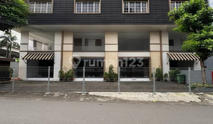 Dijual Gedung Baru 3 Lantai Jakarta Timur SHM Parkir Luas
