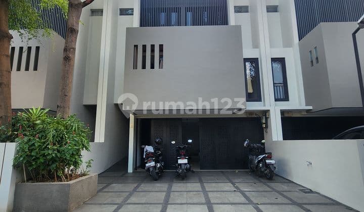 Rumah Mewah Townhouse Dengan Kolam Renang Di Cilandak