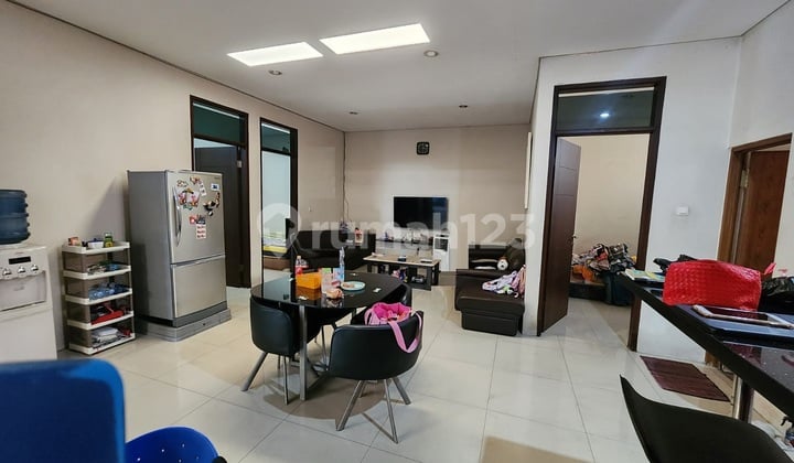 Rumah Hook Minimalis dan Jalan Depan Lebar di Kopo Permai