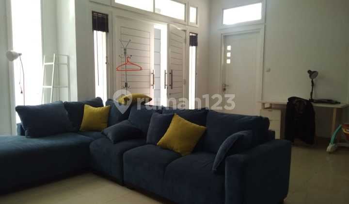 Rumah 3 Lantai Cantik Dan Estetik di Sumber Sari