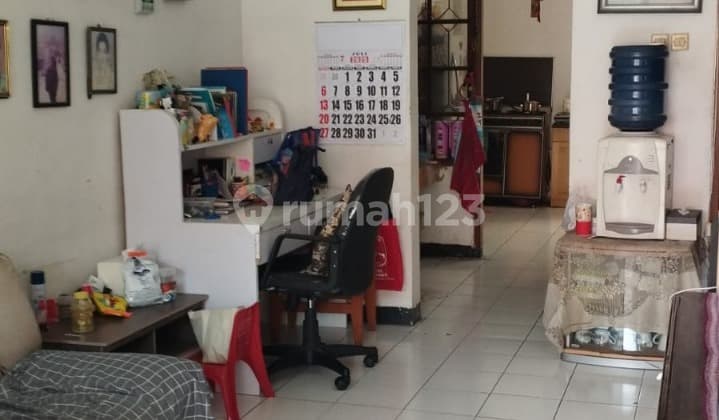 Rumah Dekat Pusat Perbelanjaan dan Sekolah di Taman Kopo Indah 2
