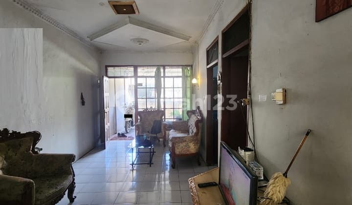 Rumah Lokasi Depan Taman, Bebas Banjir di Taman Rahayu 1