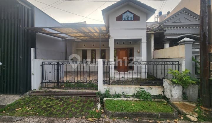 Rumah Dekat ke Pusat Perbelanjaan di Taman Kopo Indah 3