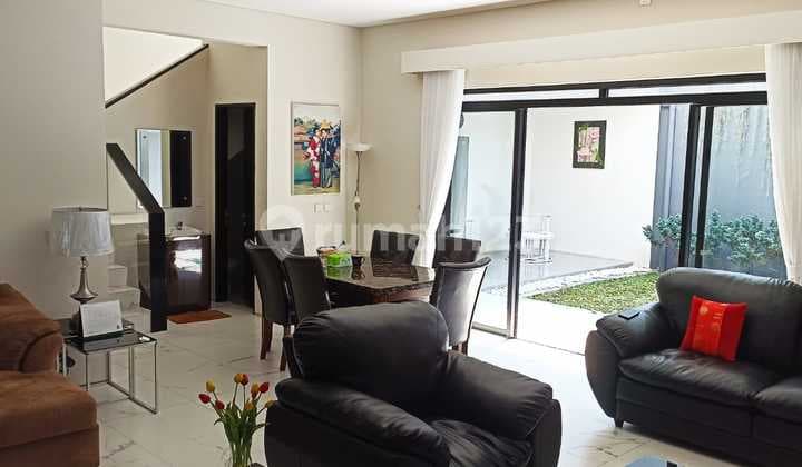 Rumah Full Furnished Ada Halaman Didalam di Kota Baru Parahyangan